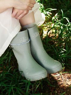 Composition : RUBBER 100% (Synthetic rubber: 52%; Natural rubber: 48%)Color : GREYISH BLUECountry of Origin : CHINA White Rain Boots Outfit, Pretty Rain, Rain Boots Outfit, Women Rain Boots, White Rain Boots, Rain Boot Outfit, Greyish Blue, Synthetic Rubber, Boots Outfit