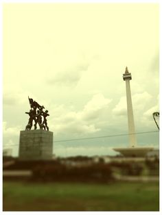 two statues in front of the washington monument