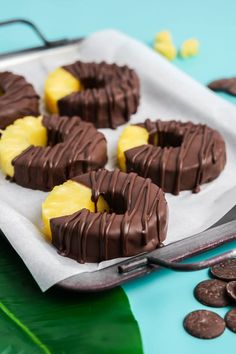 Chocolate covered pineapple rings on a tray. White Chocolate Pineapple Slices, Chocolate Dipped Pineapple Slices, Chocolate Covered Pineapple Chunks, Chocolate Covered Pineapple Rings, Chocolate Covered Pineapple Slices, Chocolate Covered Fruit Ideas, Chocolate Dipped Pineapple, Chocolate Covered Snacks, Candy Covered Fruit