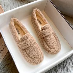 Gender: Women Item Type: Loafers Main Material: Suede Style: Casual, Classic, Retro Season: Winter Heel Type: Flat Outsole Material: Rubber Heel Height: Low Heel (1-3 cm) Size Length cm inch 35 22.5 8.86 36 23 9.06 37 23.5 9.25 38 24 9.45 39 24.5 9.65 40 25 9.84 Female Packing List, Fur Loafers, Plush Shoes, Fluffy Shoes, Winter Heels, Suede Fashion, Suede Flats, Shoe Covers, Rubber Heels