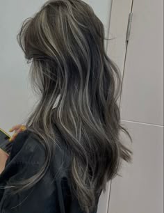 black hair white grey gray blonde streaky highlights streaks skunk babylights trendy dark aesthetic hairstyle inspo 2022 2021 asian idea ideas chinese xiaohongshu japanese korean wavy Hair Color Underneath, Dark Hair With Highlights, Hair Dye Ideas