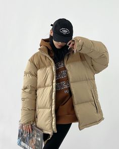 A stylish down jacket with a bi-color scheme of beige and brown. 

The stand-up neckline keeps you warm all the way to the neck. 

This is the first piece that will be useful as your main outerwear this season. 

◾️Model
Height/Weight: 162cm/40kg
Try size: S



Size (cm)
Length
Shoulder width
Chest measurement
Sleeve length


S
69
54
128
64.5


M
71
56
132
66


L
73
58
136
67.5 Brown Down Outerwear For Fall, Khaki Puffer Jacket For Cold Weather In Fall, Khaki Puffer Outerwear For Cold Weather, Fall Khaki Puffer Jacket For Cold Weather, Beige Outerwear With Detachable Hood For Streetwear, Brown Hooded Puffer Jacket For Winter, Brown Puffer Jacket With Detachable Hood For Fall, Casual Beige Puffer Jacket For Cold Weather, Winter Khaki Outerwear With Padded Collar