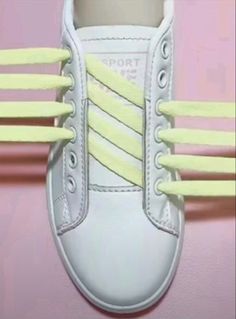 Shoe Lacing Techniques, Ways To Lace Shoes, How To Tie Shoes, Shoe Lace Patterns Converse, Lace Patterns Converse, Creative Shoes, Shoes Hack, Diy Fashion Hacks