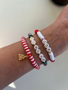 Christmas Themed Clay Bead Bracelets, Clay Bead Bracelet Ideas Preppy Christmas, Grinch Clay Bead Bracelets, Preppy Christmas Bracelets, Holiday Clay Bead Bracelets, Winter Beaded Bracelets