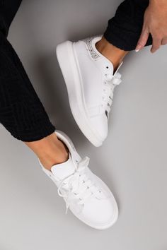 Trendy Synthetic Platform Sneakers With Studded Outsoles, Trendy Platform Sneakers With Perforated Toe Box, Trendy Low-top Spiked Sneakers, Trendy Spiked Sneakers, Casual Studded Lace-up Sneakers, Casual Low-top Sneakers With Studs, Casual White Sneakers With Studs, Casual Studded Sneakers, Casual White Studded Sneakers