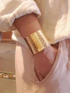 "A dazzling wide cuff, textured with snake scales, adds chic and sophistication to your look. - Approximately 2 inch (5.5 cm) wide - 5.7 inches long (14.5 cm) - Adjustable - Made of brass plated with 24K gold, nickel free - Packed in a lovely gift box ready to give away - Ships within 3 business days To view my other arm bracelets: https://www.etsy.com/il-en/shop/ZOZidesign/search?search_query=arm+bracelets&order=date_desc&ref=shop_search Back to Home Page: https://www.etsy.com/il-en/sho Snake Skin Bracelet, Gold Arm Cuff, Snake Scales, Rose Gold Cuff Bracelet, Boho Bridal Jewelry, Goddess Bracelet, Gold Arm Band, Boho Cuff Bracelet, Statement Cuff Bracelet