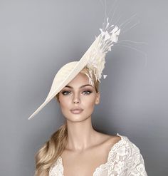 Elegante sombrero ivory con plumas y flores, kentucky derby sombrero de paja para mujer, sombrero Royal Ascot. Este sombrero de fascinación blanco está adornado con una impresionante montura de plumas y hermosas flores de seda. Es un sombrero perfecto para bodas, carreras de caballos Royal Ascot, cócteles, derby... Está montado en una diadema. Si quieres, puedes elegir el lado de la cabeza donde te gusta usar el fascinador, solo convocame. Cualquier color del fascinador se puede cambiar por orden. Siga este enlace para obtener más opciones hermosas de 'Sophie Young Hats' https://www.etsy.com/shop/sophieyounghats**UK PEDIDOS DE MÁS DE 150 € PAGARÁN LOS IMPUESTOS DEL IVA EN LA ADUANA ** White Derby Hat, Derby Hats Diy Ideas, Kentucky Derby Hats Diy, Derby Hats Diy, Ascot Horse Racing, Tea Hat, Ivory Hat, White Fascinator, Beautiful Wardrobe