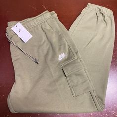 Nike Womens Green Mid Rise Loos Fit Comfort Tapered Leg Cargo Pants Size Xxl Brand: Nike Department: Women Size: Xxl Color: Green Type: Pants Style: Cargo Pattern: Solid Theme: Classic Occasion: Activewear Season: All Season Features: Comfort, Easy Care Condition: New With Tags I Offer Discounts For All Return Customers. - Jvs Nike Casual Pants With Cargo Pockets, Nike Bottoms With Side Pockets For Loungewear, Nike Casual Relaxed Fit Pants, Casual Nike Cargo Pants With Side Pockets, Nike Casual Joggers With Side Pockets, Nike Relaxed Fit Cargo Pants With Pockets, Nike Cargo Pants With Side Pockets, Nike Joggers With Pockets, Nike Cargo Pants With Relaxed Fit And Pockets