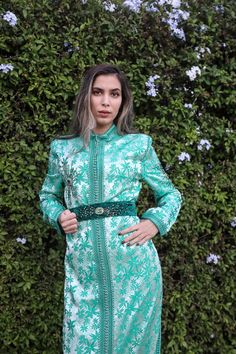 Caftan traditionnelle marocain  Tous fait main  Travail de l'artisan marocain Avec un perlage fait main Pièce unique que je peux confectionner d'autres selon votre demande Concernant la taille le caftan convient les femmes de taille 40 et 42 Longueur du caftan 1metre 60cm Longueur des main 61cm Épaules 12 cm Palm Royale, The Palm, Morocco, Favorite Outfit, Beauty Book, Art Collection, Dress Outfits, Bathing Beauties, Purses And Bags