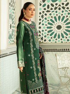 Traditional Green Embroidered Pakistani Salwar Kameez Dupatta Salwar Suit Floral Dupatta, Embroidered Salwar, Pakistani Salwar, Outfits Unique, Indian Salwar Kameez, Dress Salwar Kameez, Pakistani Salwar Kameez, Embroidered Neckline, Net Dupatta