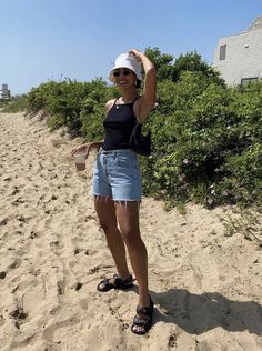 Long Denim Shorts Outfits, Petite Beach Outfit, Summer Outfit Jean Shorts, Midi Shorts Outfit, Beach Simple Outfit, Look Bermuda Jeans, Summer Days Outfit, Summer Outfits Blue, Sandals Outfit Summer