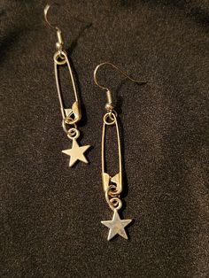 Safety pins on earring hooks, accented with solid star charms, set of 2 earrings, silver tone, each measures about 2.5 inches.  Handmade, unisex jewelry.  Ready to ship. To continue shopping: http://www.rrrobinnn.etsy.com Safety Pin Clothing, Silver Safety Pin Earrings For Gift, Silver Safety Pin Earrings As Gift, Silver Safety Pin Shaped Earrings For Gift, Silver Metal Paperclip Earrings, Diy Punk Jewelry, Lovesick Art, Piercing Set Up, Easy Earrings Diy