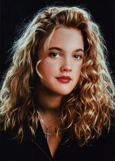 50+ Ideas For Hair Styles 90s Drew Barrymore #hair 1990s Hairstyles, Drew Barrymore 90s, 80s Hair, 90s Hairstyles, Actrices Hollywood, Drew Barrymore, Fluffy Hair