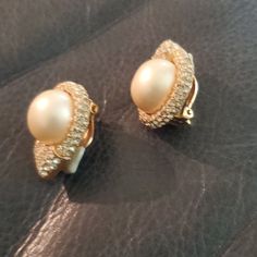 Vintage Gold Pearl And Rhinestones Clip On Earrings Elegant Diamond White Clip-on Jewelry, Formal Pearl Clip-on Earrings, Elegant Formal Clip-on Diamond Earrings, Diamond Jeweled Earrings For Anniversary, Elegant Jeweled Diamond White Jewelry, Diamond White Earrings With 17 Jewels For Evening, Elegant Yellow Gold Crystal Earrings For Anniversary, Elegant Diamond White Jeweled Jewelry, Diamond White Clip-on Earrings For Formal Occasions