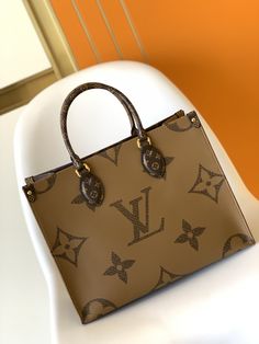 Black Leather Long Shoulder Strap Onthego Medium Handbag The classic Monogram canvas and Monogram Reverse canvas are divided into two sides, showing different styles at will. The Toron’s dual handles and shoulder strap allow for a variety of carrying options. Dimensions: 35 x 27 x 14 cm Louis Vuitton Yayoi Kusama, Louis Vuitton Onthego, Reverse Canvas, Black Louis Vuitton, Louis Vuitton Capucines, Large Cosmetic Bag, Classic Monogram, Lv Purse, Lv Shoes