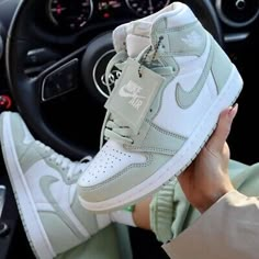 Wallpaper Nike, Pretty Sneakers, Trendy Shoes Sneakers, Nike Shoes Girls, Dr Shoes, Nike Fashion Shoes, Jordan Shoes Girls, Preppy Shoes, Pretty Shoes Sneakers