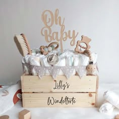 Holzkiste Babyparty Windeltorte Genderparty Alternative Diy, 2nd Birthday Party For Boys, Baby Present, Baby Diaper Cake, Diy Baby Shower Gifts, Diy Baby Gifts, Baby Baskets, Baby Presents