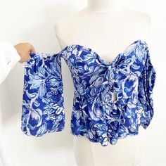 Nwt New With Tag Originally $159 Studio F Blue & White Floral Off The Shoulder Blouse 70% Viscose, 30% Rayon Size Small (S) Approximate Measurements In Inches: Bust (Flat Across): 17 Waist (Flat Across): 13 Length: 15 Check Out My Closet For Bundles! @Miamithreadz Summer Euro European Vacation Spring Day To Night Dark Grey Leggings, Off The Shoulder Blouse, Blue And White Style, Cupcakes And Cashmere, European Vacation, Top Shirt Women, Grey Leggings, Spring Day, Sleeves (women)