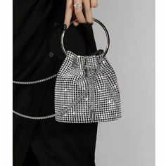 This splendid design is fun and versatile. A fun style that will transform your outfits into stylish ensembles. Handbag Photoshoot Ideas, High Fashion Handbags, Bags Brands, Crystal Handbag, Jeans For Girls, Rhinestone Clutch, Bucket Handbags, Shoes For Summer, Crystal Clutch