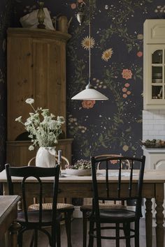 #wallpaper #interiordesign #homedecor Dark Floral Wallpaper, Antique Dining Room, Dining Room Wallpaper, Yellow Room, Dark Kitchen