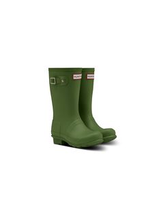 Handcrafted from natural rubber, waterproof and highly resistant to wear and abrasion with polyester lining for comfort featuring reflective patches and the Hunter original tread. Fits true to size. 100% rubber. Lining: 100% polyester. Hunter Rain Boots, The Hunter, Rain Boot, Hunter Green, Hunter Boots, Natural Rubber, Rubber Rain Boots, Rain Boots, Boots