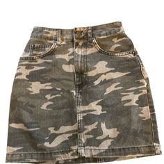 Euc Women’s Pull & Bear Camouflage Mini Skirt. Never Worn Just Washed. 100% Cotton. Size Xs Or 24. (Runs Small-More Like 23” Inch Waist) Check Out My Other Listings. I Love To Bundle! Ioffers!! Pull And Bear, Black Green, Camouflage, Mini Skirt, Womens Skirt, Mini Skirts, I Love, Skirt, Green