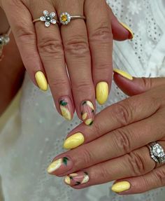 Summer Yellow Nails, Italy Nails, Lemon Nails, Unghie Sfumate, Yellow Nail Art, Beachy Nails, Yellow Nails Design, April Nails, Yellow Nail