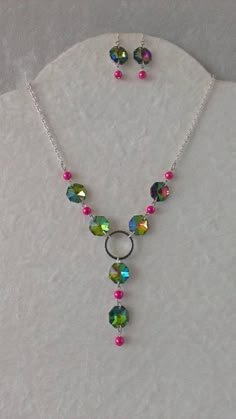 Octagonal vitrail crystals are paired with fuschia glass pearls in this Y necklace. A 2 inch drop hangs from a silver tone ring at the center. Necklace is 17 inches long with a 2 inch extender chain. Earrings are 1.75 inches long. Homemade Necklace Ideas Jewelry Making, Beading Necklaces Ideas, Glass Bead Necklace Ideas, Simple Bead Earrings, Diy Earrings Dangle, Diy Earrings Materials, Diy Earrings Easy, Beaded Jewelry Earrings, Pink Pearl Necklace