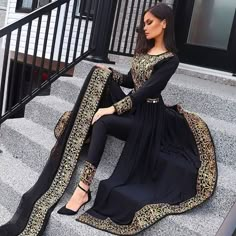 Henna Dress, Engagement Henna, Velvet Dress Designs, Dress Traditional, Afghan Clothes, Bridal Dress Fashion, Indian Gowns Dresses