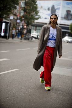 Street Wear Boys, Baggy Clothes Outfit Men, Walk Man, Casual Attire For Men, Plus Size Mens Fashion, People In The Street, London Fashion Week Mens, 2024 Menswear, London Fashion Week Street Style