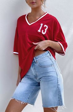 Moves To Make Oversized Sports Tee Red Blue Shirt Outfit, Street Wear Summer, Genderqueer Fashion, Queer Style, Nyc Fits, Queer Fashion, Sports Tee, Corsets And Bustiers, Sports Tees