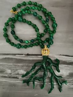 Grande corallo in resina verde, giada per questa collana lunga che puoi indossare lunga o cappio. Charm Necklaces, Charm Necklace, Ram, Beaded Necklace, Jewelry Necklaces, Necklaces, Italy, France, Etsy Uk