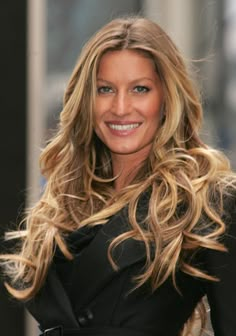 Gisele Bundchen Loose Curls Hairstyles, Color Rubio, Bronde Hair, Gisele Bündchen, Gisele Bundchen, Permed Hairstyles, Long Blonde