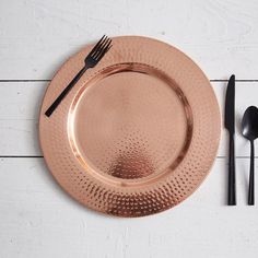 Copper charger with a hand-hammered finish, adding elegance to any table setting; perfect for formal or casual gatherings. Copper Charger Plates, Rattan Charger, Copper Plates, Starter Plates, Blue Harvest, Buy Stamps, Charger Plate, Old World Style, Tableware Collection