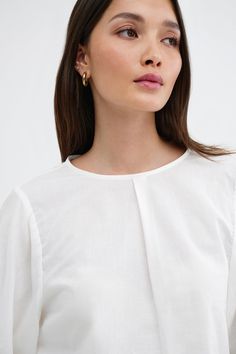 Our Joyce Top takes your style straight to cloud nine. Crafted from lightweight 100% European cotton voile, she presents a blissful silhouette finessed with crisp drapes and billowy sleeves, plus a classic round neck and a decisive pleat at the center front. Breathable and smooth against the skin, Joyce transitions between all scenes, styles, and seasons with grace.[SPLIT] Yada, in off white, is 5'9" (175 cm) tall, wearing size XS. Miqueal, in peony pink, is 5'10" (178 cm) tall, wearing size XS. Swim Jewelry, Billowy Sleeves, Peony Pink, Tunic Hoodie, White Peonies, Winter Clothing, Puff Sleeve Top, Cotton Voile, Cotton Tops