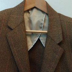 90% Wool/5% Cashmere/5% ? (Ms Fabric Code). Fantastic 2 Button Sport Coat With Double Vents In The Rear. 4 Kissing Buttons On Each Sleeve. This Is A Herringbone Weave Jacket With Orange Windowpane Lines. It Is Half Lined For Cool Air Circulation. There Is An Extra Small Horizontal Chest Pocket On The Left Interior (For Keys?) - It Is A Feature I Have Never Seen Before In A Jacket. More Of An Italian Cut With Padded Shoulders. Excellent Used Condition - Like New (No Wear, Tears, Stains, Or Flaws). Measurements (Approximate): 46r Shoulders - 19.75" Length (Rear Collar To Hem) - 30.25" Sleeves - 25" Lapels - 3" Classic Tailored Three-piece Suit With Long Sleeves, Tweed Blazer With Hidden Button Closure And Notch Lapel, Classic Tailored Tweed Jacket For Business, Timeless Tweed Jacket With Single Button, Classic Semi-formal Tweed Jacket With Welt Pockets, Fall Single Button Three-piece Suit For Work, Classic Business Suits For Fall, Notch Lapel Tweed Jacket With Welt Pockets, Tweed Notch Lapel Fitted Blazer