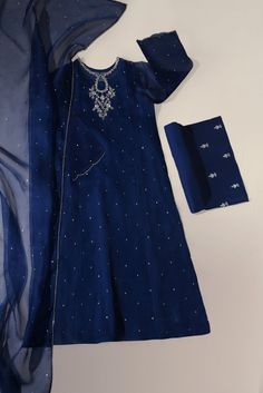 Gina Navy Navy Blue Pakistani Suit, Embroidery On Dark Blue Fabric, Navy Blue Pakistani Dress, Navy Blue Shalwar Kameez, Pakistani Dresses Simple, Dark Blue Kurti, Blue Pakistani Dress, Navy Blue Kurti, Baat Pakki