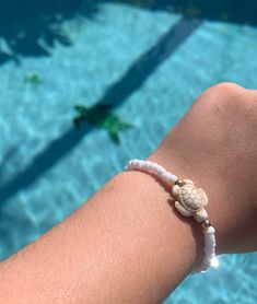 This bracelet has a pretty beach look to it by having a turtle on it, and having gold and white small beads. Turtle Beaded Bracelets, Turtle Bracelet Ideas, Hawaiian Bracelets, Beachy Bracelets, Simple Beaded Necklaces, Beach Preppy, Sea Turtle Bracelet, Preppy Bracelets, Crystal Bead Jewelry