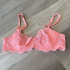 Women’s Clover Victoria’s Secret Pink Underwire Push Up Lace Bra Adjustable Straps Hook & Eye Closure On Back Size 34b Nwot Spring Underwire Bra For Loungewear, Spring Loungewear Underwire Bra, Victorias Secret Set, Balconet Bra, Strapless Bralette, Hot Pink Floral, Lace Strapless, Triangle Bralette, Victoria Secrets