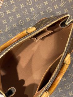 Sac classique intemporel, le sac Alma PM en toile monogramme idéal pour le quotidien. • État : C, cuir naturel patiné, en bon état • Dimension : 32 x 25 x 16 cm • Matière : Toile enduite monogramme Classic Monogram Canvas Satchel With Gold-tone Hardware, Classic Monogram Canvas Satchel With Double Handle, Classic Satchel With Top Handle In Signature Coated Canvas, Classic Satchel With Top Handle In Coated Canvas, Classic Monogram Canvas Satchel For Business, Designer Formal Satchel In Signature Coated Canvas, Classic Satchel In Signature Coated Canvas For Travel, Classic Travel Satchel In Signature Coated Canvas, Classic Monogram Canvas Top Handle Shoulder Bag