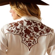 Style number: 10047365. White shirt. Western style yokes. Rose embroidery on yokes. Snap front closure. Adjustable cuffs. Collared neckline. Classic fit. 100% cotton. Retro Western Outfits, Vintage Cowgirl Outfits, Vintage Western Shirts, Western Shirts For Women, Western Motifs, Vintage Western Shirt, Denim Fits, Western Embroidery, Western Top