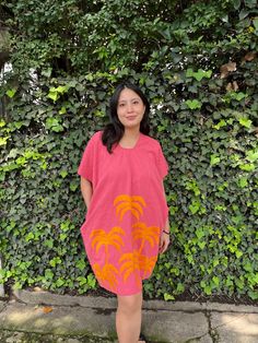 Beautiful kaftan with palms, made with Creole cotton and hand-painted. 100% Mexican, 100% Oaxaca! Made by artisan hands from the region.  Measures: 75 cm wide x 92 cm long We ship eith Fexez or DHL We are experienced sellers, so uo can expect ypur package to be very well packed *Feel free to ask* Knee-length Bohemian Dress For Vacation, Bohemian Relaxed Fit Tunic Dress, Bohemian Tunic Dress Relaxed Fit, Bohemian Knee-length Sundress For Vacation, Red Knee-length Mini Dress For Beach, V-neck Batik Print Beach Dress, Pink Bohemian Relaxed Fit Dress, Bohemian Style Relaxed Fit Pink Dress, Pink Bohemian Dress With Relaxed Fit