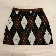 The Most Darling H&M Brown Plaid Skirt. Size Xs. It Is Nwot- I Ripped Them Off Before I Tried It On And Unfortunately Was A Little Too Small On Me. White Mini Skirt By H&m, H&m White Mini Skirt, High School Musical Costumes, Brown Plaid Skirt, Checked Skirt, Costume Inspo, Brown Skirt, Hm Skirt, Plaid Mini Skirt