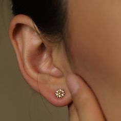 Daisy Jewelry Ear Studs Indian, Dainty Earrings Studs, Stud Earrings Diamond, Minimalist Stud Earrings, Daily Wear Jewellery, Daisy Studs, Minimalist Earrings Studs, Daisy Design, International Jewelry