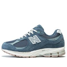 The New Balance 2002R ‘Hazy Blue’ offers a subdued and stylish take on the lifestyle running shoe. The layered upper is constructed with a combination of mesh and suede in a tonal blue colorway, with a signature ‘N’ logo in metallic silver. The ABZORB midsole provides lightweight cushioning, while the N-ergy system helps to absorb shock in the heel. The deep flex grooves and durable rubber outsole provide traction and flexibility, making this an ideal choice for everyday wear. New Balance 452, New Balance 2002r, N Logo, New Balance 327, Marathon Running Shoes, Marathon Running, Running Shoes Sneakers, The Lifestyle, Black Metallic