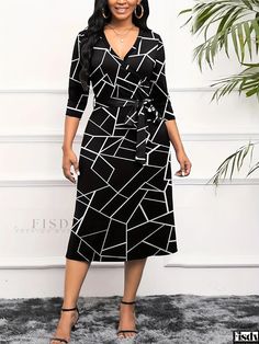 Fisdy - Stylish Plus Size Midi Dress: Womens Geometric Print Surplice Neck Dress with Three Quarter Sleeves and Belt Dresses With Belts Casual, Midi Dress Chic, Printed Casual Dresses, Dress Sleeve Styles, Stylish Plus, Dress With Belt, Daily Dress, Dress Plus Size, Printed Dress