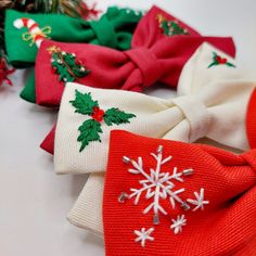 These unique Christmas themed handmade hair clips are hand-embroidered on soft linen fabric. Embroidery threads are 100% cotton. Available in green, ivory, red and burgundy colors. Santa Claus, candy cane, coquina flower and Christmas tree embroideries and sparkling beads will add shine to your hair. This doesn't bother you. It is flexible and comfortable. You can choose alligator and automatic shut-off. This completely hand-embroidered Christmas design hair clip will be a great accessory for Ch Embroidered Bows Hair Clips, Embroidered Magnets, Diy Christmas Hair Accessories, Cane Embroidery, Christmas Hairbow, Christmas Hair Clips, Christmas Hair Clip, Holiday Hair Accessories, Embroidered Hair Bows