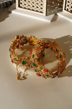 Das „Ziya Intricate Armreifen-Set“ ist eine Sammlung königlicher und zeitloser Stücke. Diese Armreifen wurden sorgfältig entworfen, um Ihre Abendgarderobe mit dem Reiz mehrfarbiger Steine ​​und der Opulenz moderner Mischung mit aufwendigem Design zu bereichern.   Diese zu öffnenden Armreifen sind für einfaches Tragen konzipiert und haben eine Einheitsgröße mit einem bequemen Größenbereich von 2,6 und mehr. Diese mit Präzision gefertigten Armreifen sind auf hochwertigem Messing vergoldet, was sowohl Haltbarkeit als auch Luxus gewährleistet.   Hauptmerkmale:       Zu öffnendes Design für einfaches Tragen: Die Armreifen sind in der Mitte zu öffnen, was für einfaches Tragen und Komfort sorgt.       Einheitsgröße (Größe 2,6 und höher): Bei diesen Armreifen handelt es sich um eine Einheitsgröße