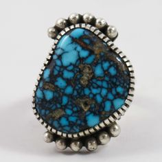 Bague en argent sterling sertie de turquoise Kingman en toile d'araignée naturelle d'Arizona.

 Taille de bague : 9,25
 Largeur de réglage de 0,875 po, hauteur de réglage de 1,25 po
 .25" Largeur de bande Moda Hippie, American Indian Jewelry, Silver Work, Kingman Turquoise, Vintage Turquoise, Coral Turquoise, Native American Jewelry, Sedona, Spider Web