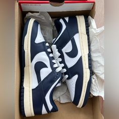 Navy Dunks With Low-Cut Build And An Off-White Midsole To Accentuates The Vintage Aesthetic. Size Is 7.5 Women's. Purchased For $310 As New From Fight Club - Never Worn The Base Is Clean White Base With Contrasting Navy Overlays And A Color-Matched Swoosh. Navy Dunks, Navy Nike Shoes, Nike Dunk Low Outfit Woman, Dunk Low Outfit Women, Nike Dunk Low Outfit, Dream Shoe, Shoe Wardrobe, Casual Trends, Girly Shoes